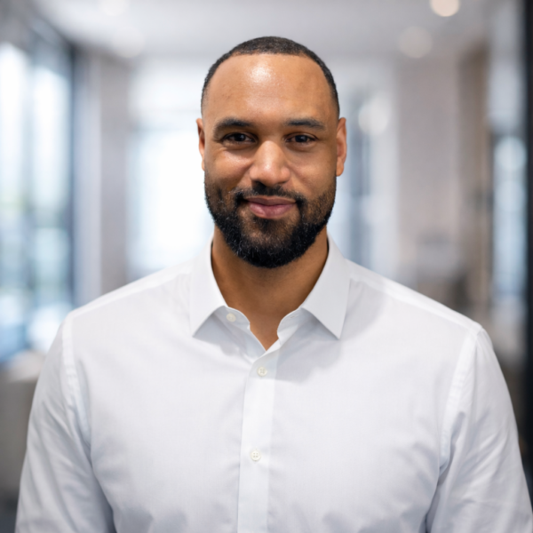 Eddy (Trainer & Coach) is diversiteitspecialist in cultureel bepaald gedrag binnen organisaties en begeleidt mensen in hun persoonlijke ontwikkeling.