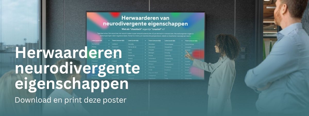 Specialist in neurodiversiteit op de werkvloer legt de talenten op de poster uit aan een groep collega’s om de collectieve intelligentie te ontsluiten.